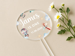 a magnifying glass with a picture of a hot air balloon on it